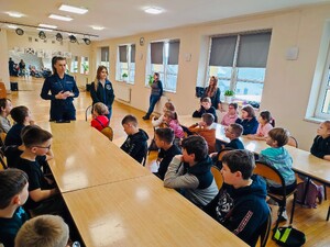 funkcjonariusz Policji razem z przedstawicielką Sanepidu prowadzą prelekcję dla dzieci