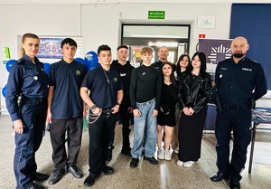 zdjęcie grupowe policjantów z uczniami
