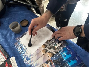 na zdjęciu policjant robi odciski palców