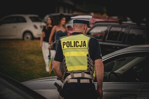 na zdjęciu umundurowany policjant ruchu drogowego