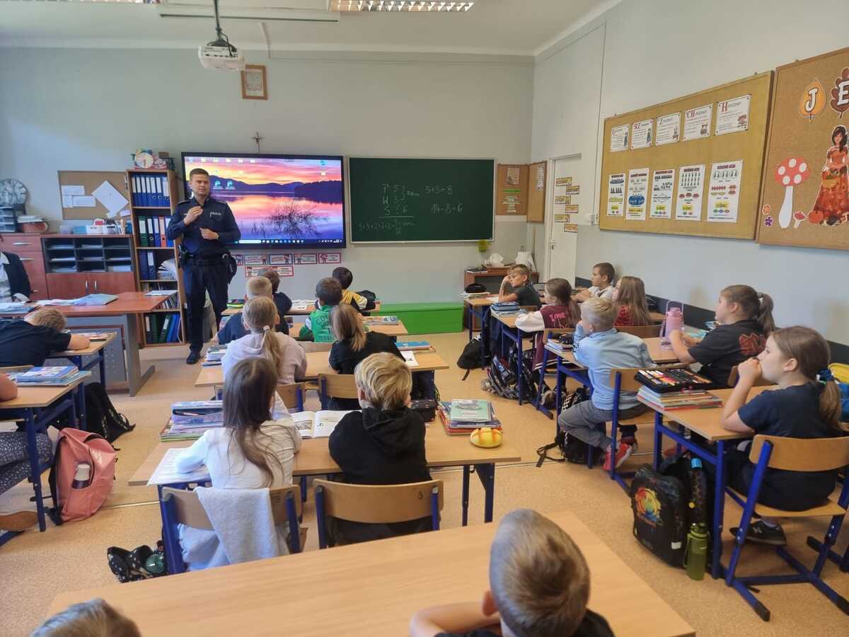 Policjanci odwiedzili Szkołę Podstawową nr 12 w Jaworznie, by rozmawiać